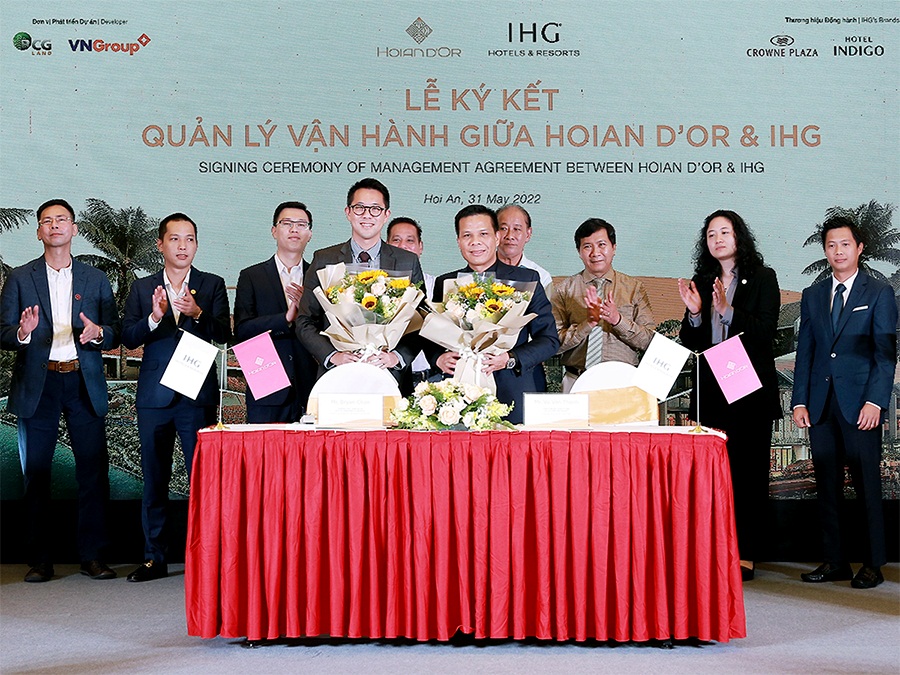 IHG Hotels & Resorts ký kết với Công ty TNHH Du lịch sinh thái Cồn Bắp về việc hợp tác quản lý ba khách sạn tại Hội An. 